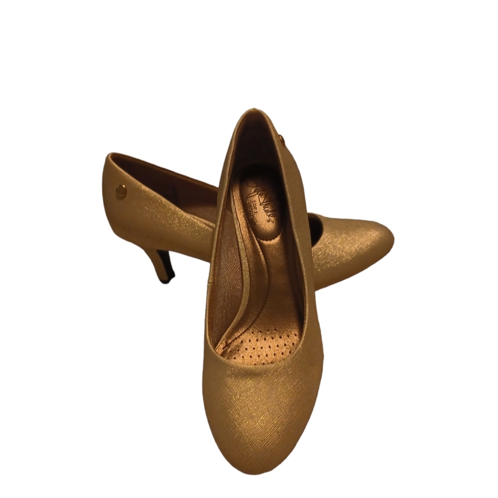 Life Stride Pargi Pumps Gold Mettalic on Tan size 6.5